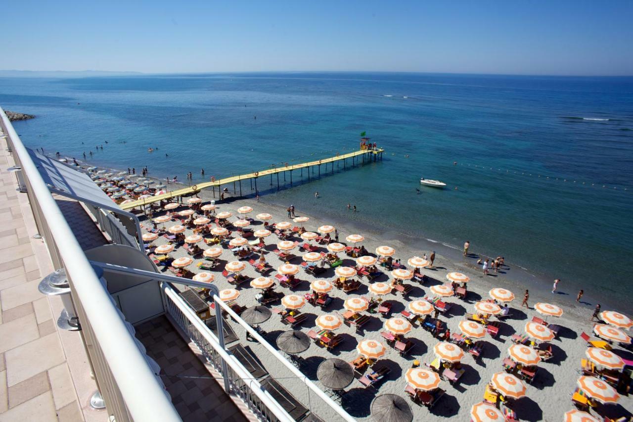 Aragosta Hotel & Restaurant Durrës Dış mekan fotoğraf